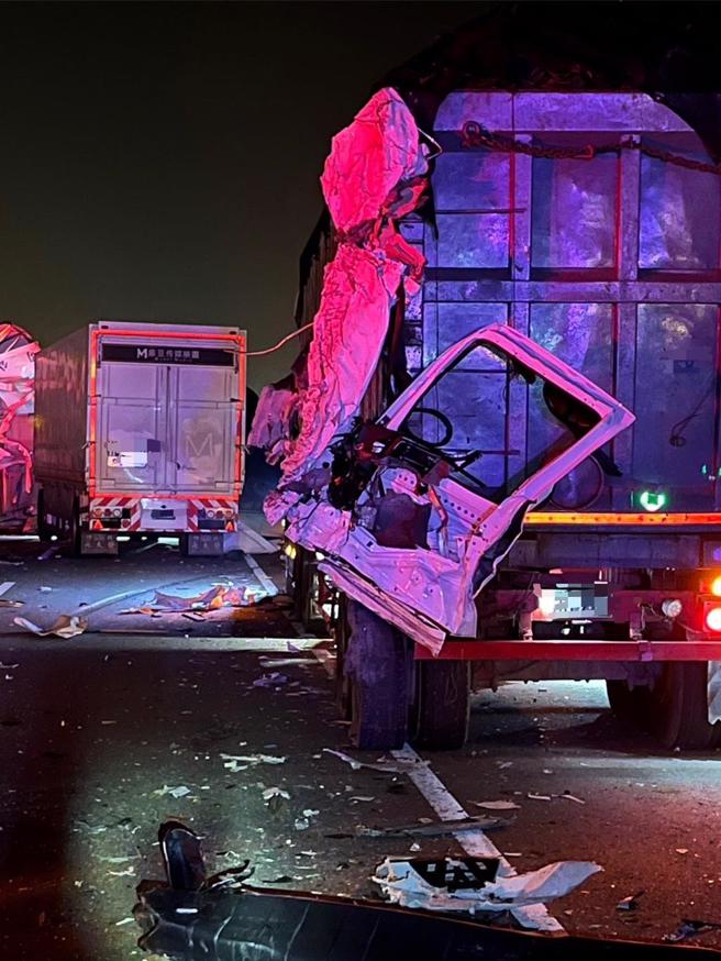 台61线快速道路桃园新屋段13日凌晨发生联结车追撞事故。（翻摄照片／蔡明亘桃园传真）