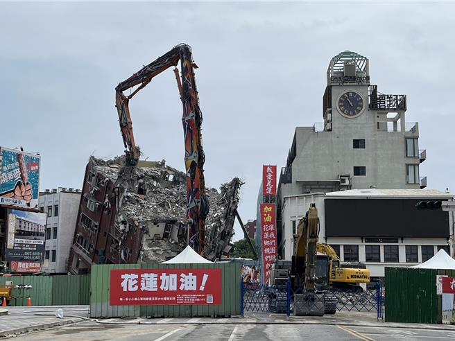 市区倒塌的天王星大楼漏夜持续拆除，县府预估，到下午可把6楼全部拆完。（王志伟摄）