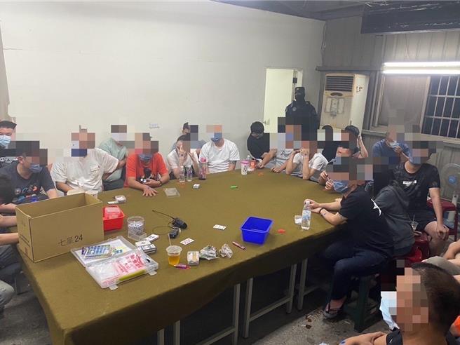 高雄冈山警方于4月12日在桥头区通燕路的一处铁皮屋查获天九牌赌场。（翻摄照片／林瑞益高雄传真）