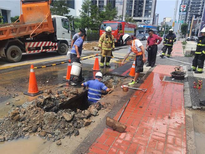 汙水下水道工程施工時，不慎挖斷瓦斯管線，造成瓦斯外洩並發生火警。（新竹縣府提供／邱立雅竹線傳真）