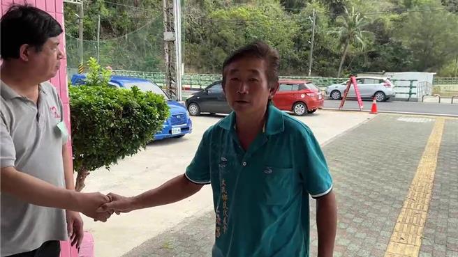 台东县大武乡长补选13日投票，国民党候选人王景昌（右）与乡亲握手。（蔡旻妤摄）