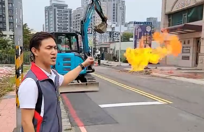 下水道工程挖破瓦斯管線引發火勢， 大量火舌爆衝3米高。（翻攝畫面）
