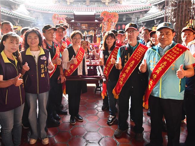 彰化縣長王惠美（左四）及同安寮各庄頭代表13日上午前往鹿港天后宮、新祖宮恭迎天上聖母聖駕，隨即展開兩天一夜的同安寮十二庄遶境祈福活動。（彰化縣政府提供／孫英哲彰化傳真）