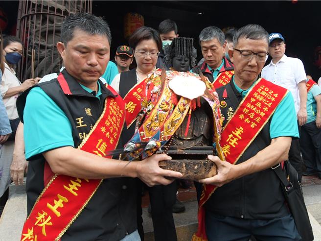 彰化縣長王惠美（中）及同安寮各庄頭代表13日上午前往鹿港天后宮、新祖宮恭迎天上聖母聖駕，隨即展開兩天一夜的同安寮十二庄遶境祈福活動。（彰化縣政府提供／孫英哲彰化傳真）