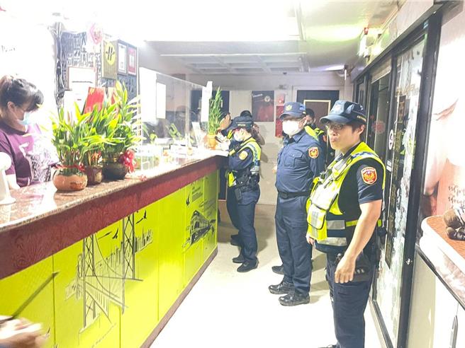 八德警分局则是毒品案3件3人、诈欺案9件9人、通缉案3件3人，共计出动警力43人，对辖内治安顾虑场所、易生聚斗殴场所规画扩大临检，计临检8处、路检4处。（警方提供）