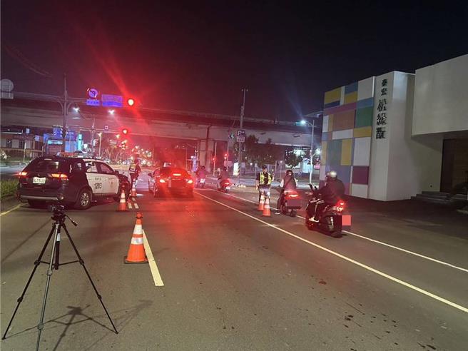 芦竹警分局在扩大临检与路检及威力扫荡行中查获各类刑案通缉犯计4件4人（伤害通缉1件1人、公共危险案1件1人、组织犯罪条例、洗钱防制法及诈欺案1件1人、窃盗通缉1件1人），有效稳定社会治安氛围。（警方提供）