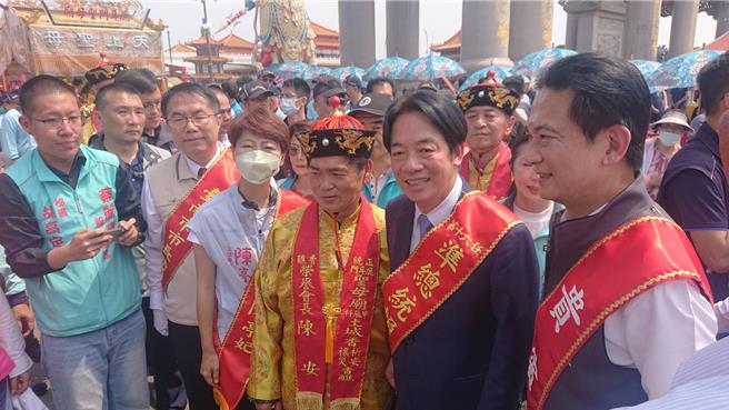 副總統賴清德（右二）要搭車離去，仍有許多民代與寺廟幹部跟隨送行。（程炳璋攝）