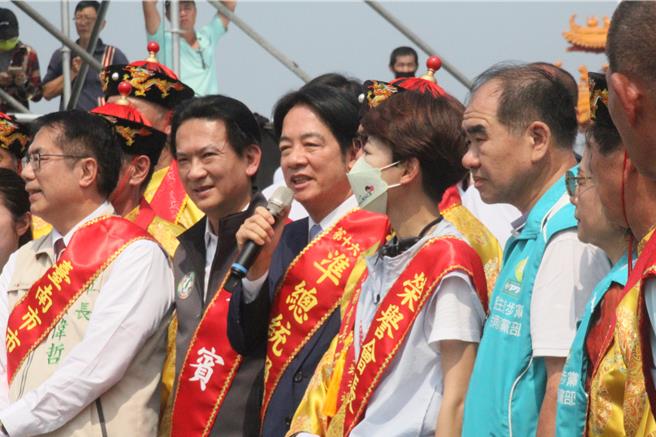 副總統賴清德（左三）13日在土城香活動中，針對內閣人選強調用人唯才。（程炳璋攝）