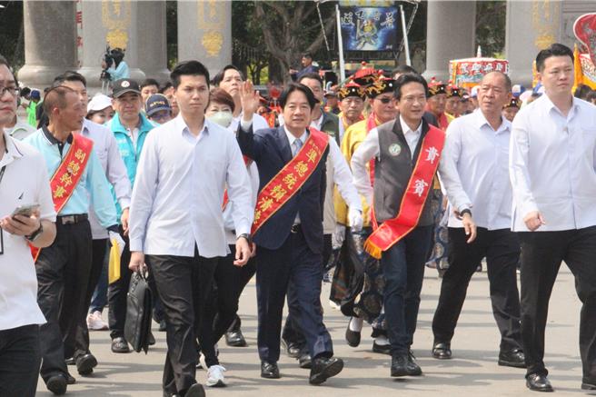 正統鹿耳門聖母廟舉辦土城香活動，廟方準備「準總統」采帶讓副總統賴清德披掛。（程炳璋攝）