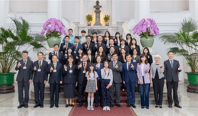 国际杰出发明家陈淑铭（二排左三）、林政翰副教授（二排左一）获总统接见表扬后全体合影。（辅英科大提供／袁庭尧高雄传真）