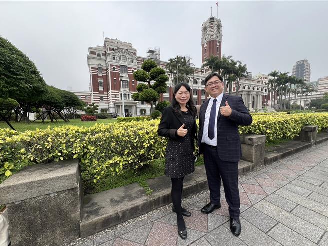 国际杰出发明家陈淑铭（左）、林政翰副教授于总统府合影。（辅英科大提供／袁庭尧高雄传真）