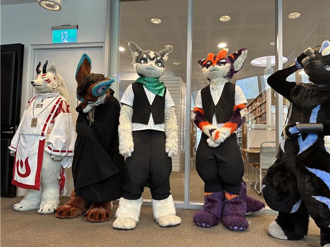 高雄市立总图书馆13、14日邀集13个国家，共300只毛毛Coser齐聚高市图。（杨舒婷摄）