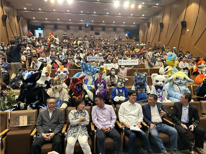 高雄市立总图书馆13、14日邀集13个国家，共300只毛毛Coser齐聚高市图。（杨舒婷摄）