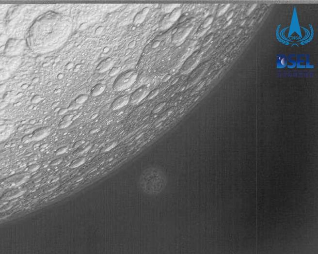陆天都一号二号通导技术试验星传回最新影像。图为4月8日天都二号拍摄地月合影图像。波长为8~14 um的远红外谱段月球成像数据，背景中较小的天体为地球。（大陆深空探测实验室公眾号）
