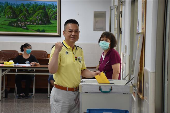 國民黨籍候選人余文忠13日上午10時出現在苗栗市玉清宮第9投開票所完成投票。（謝明俊攝）