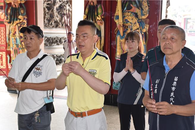 國民黨籍候選人余文忠13日上午在苗栗市玉清宮完成投票後，向關聖帝君參拜感謝。（謝明俊攝）