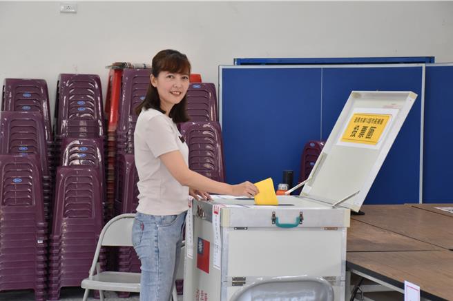 民進黨籍候選人徐筱菁13日上午11時到高苗里活動中心第17號投開票所完成投票。（謝明俊攝）