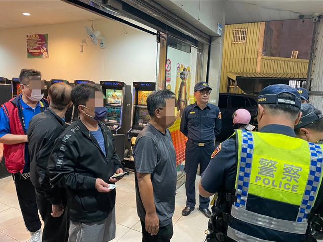 桃园市大园警分局持续执行雷霆除暴专案，针对治安热点与路段加强临检和拦查。（翻摄照片／蔡明亘桃园传真）