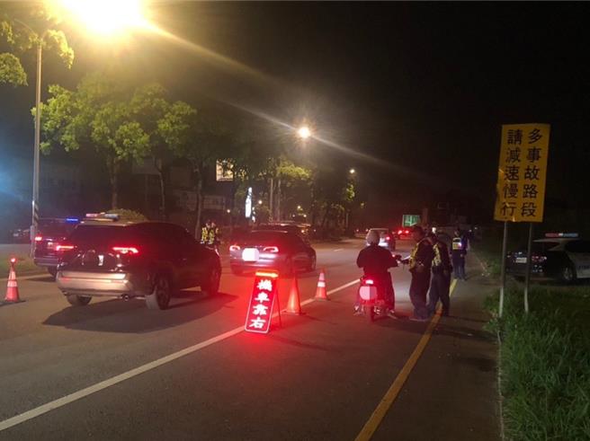 桃园市龙潭警分局持续执行雷霆除暴专案，针对治安热点与路段加强临检和拦查。（翻摄照片／蔡明亘桃园传真）