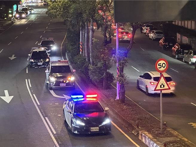 桃园市杨梅警分局持续执行雷霆除暴专案，针对治安热点与路段加强临检和拦查。（翻摄照片／蔡明亘桃园传真）