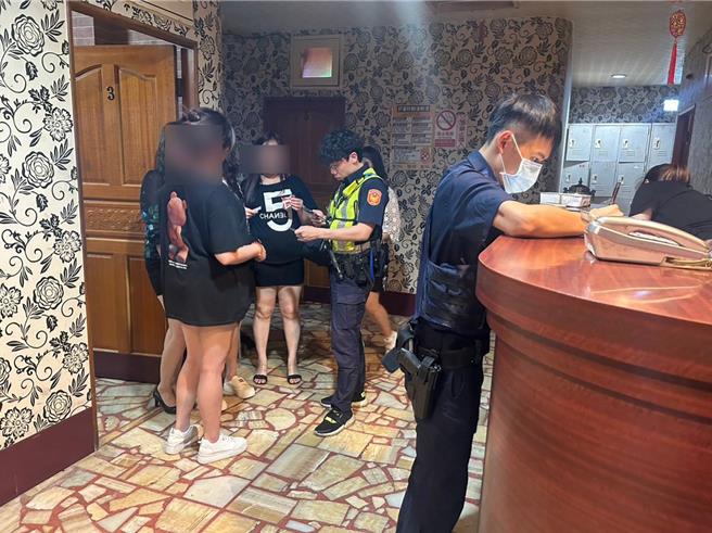 桃园市大溪警分局持续执行雷霆除暴专案，针对治安热点与路段加强临检和拦查。（翻摄照片／蔡明亘桃园传真）