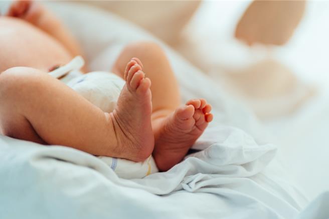 有民眾表示去年7月在月子中心的學姊要求身為學妹的她，幫忙拍下女嬰洗澡、換尿布等影片，事後學姊再傳給自己的男性友人，說是要幫助他學習照顧嬰兒。（中時資料照）