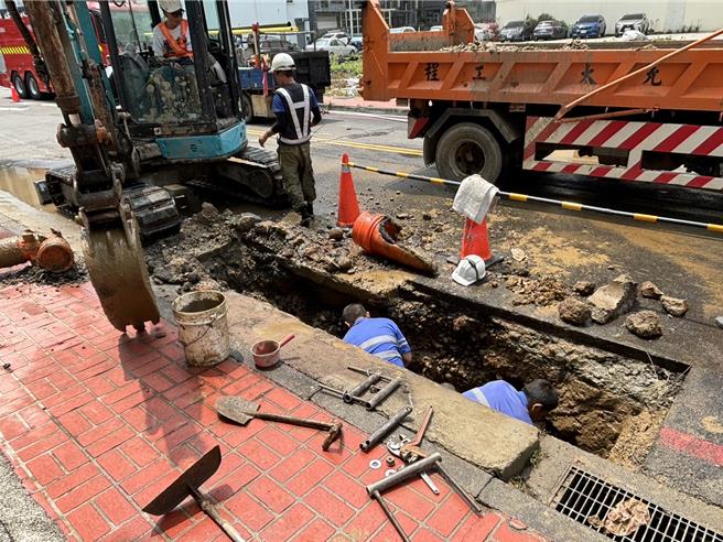 新竹县污水下水道工程13日在竹北不甚挖破瓦斯管线喷火，县府调查后发现承包商未依标准程序施工。（新竹县消防局提供／邱立雅竹县传真）