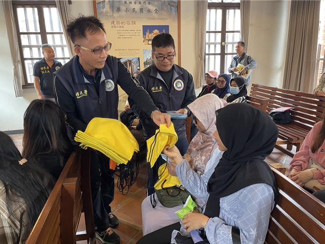 移民署与移工欢庆穆斯林开斋节，以行动关怀每位在工作岗位上辛劳付出的移工朋友们。(图／移民署金门县服务站提供)