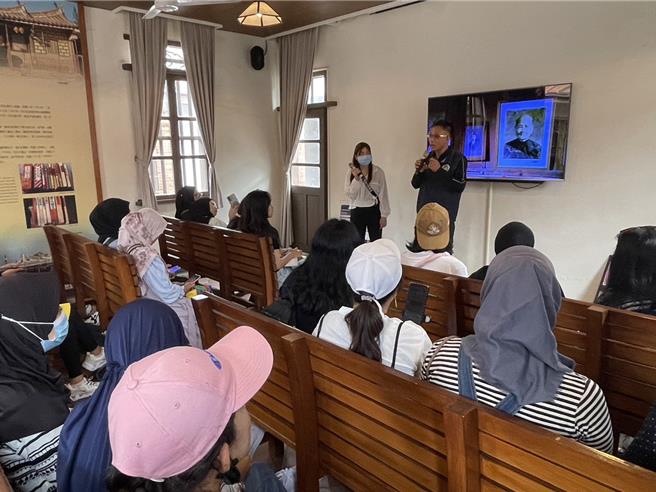 移民署透过关怀活动，向移工朋友们宣导新修正的移民法规及在台居留权益。(图／移民署金门县服务站提供)