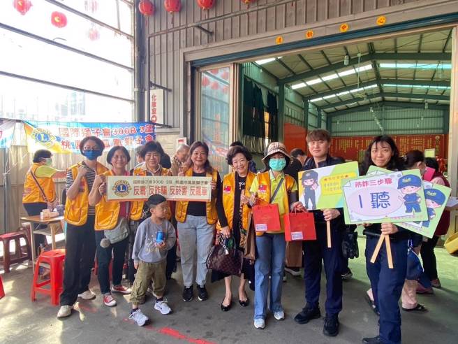 桃园警分局结合宫庙，宣导识诈及交通安全。（翻摄画面）