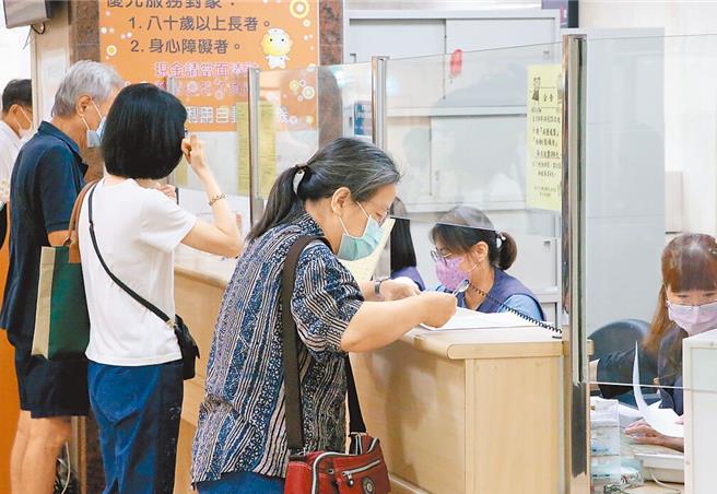 卫福部4日发文废止「医疗机构收取挂号费之参考范围」，取消挂号费收取上限。新制上路首月，全台逾5万家医疗院所中，共188家涨价，调涨金额介于50至200元之间。（本报资料照）