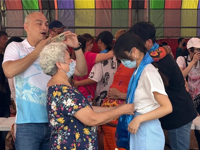 台中市潭子区公所13日于潭水亭观音庙举办成年礼活动，逾百位学子与家长共襄盛举，长辈以传统古礼方式为孩子「披巾」象徵「责任上肩」，期望孩子们学习担负起责任并向上学习、成长。（潘虹恩摄）