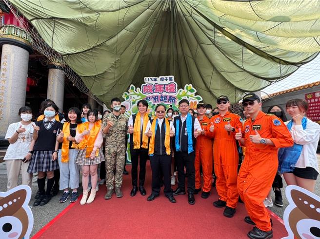 台中市潭子区公所13日于潭水亭观音庙举办成年礼活动，逾百位学子与家长共襄盛举，台中市民政局长吴世玮、法制局长李善植和潭子区长刘汶轩等人一同为