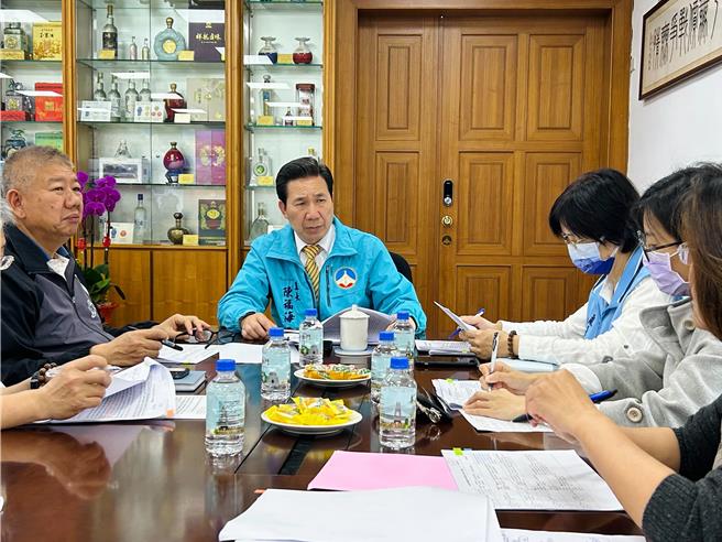 监察院及审计部日前均调查金门县社区活动中心兴建密集及后续使用率低的情形，县长陈福海(中)近日邀集相关人员讨论并责成社会处，辅导现有社区活动中心成立志工队发挥凝聚力。(图／金门县政府提供)