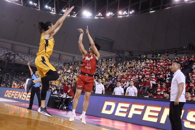 黃聰翰(中)投進大巨蛋史上首顆進球，就是一顆三分球。(杜宜諳攝)