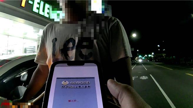 陈男11日凌晨到派出所探望被逮的友人，再到附近超商准备买饮料回去慰问落网的朋友，不料却遭警盘查，车上有更多的毒品，也被逮回警局。（读者提供／程炳璋台南传真）