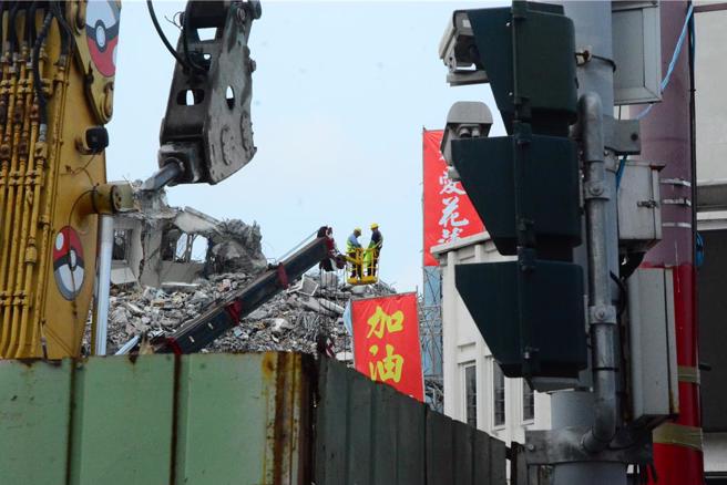 天王星住户宠物猫在现场乱跳，困扰施工多日，今下午终于将猫救出。（王志伟摄）