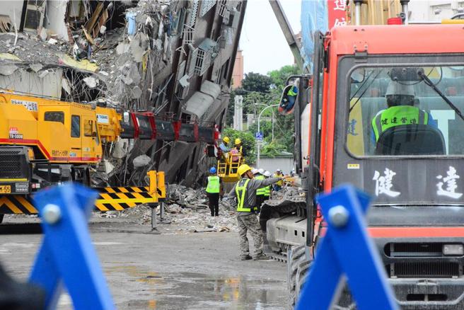 天王星住户宠物猫在现场乱跳，困扰施工多日，今下午终于将猫救出。（王志伟摄）