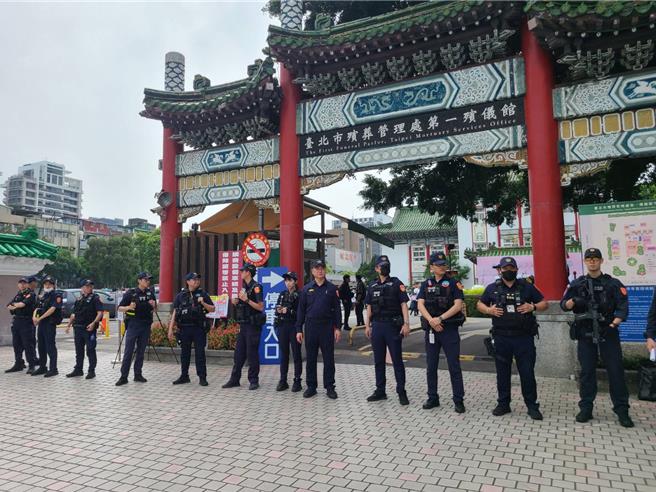 中山分局长陈金城亲自率队到场进行盘检。（翻摄照片／林郁平台北传真）