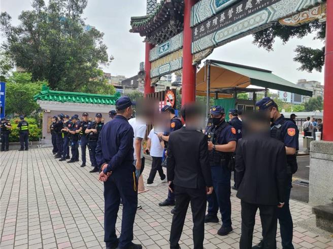 警方共出动70名警力到场，对参加人员进行盘检。（翻摄照片／林郁平台北传真）