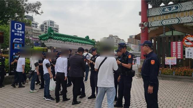 警方共出动70名警力到场，对参加人员进行盘检。（翻摄照片／林郁平台北传真）