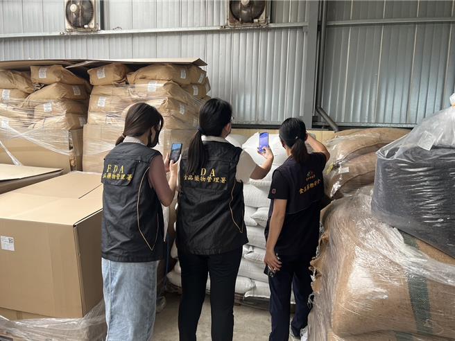 台中市大肚区绿吔实业公司的「古月粉」验出不得检出的「苏丹4号」，台中市食安处人员日前前往抽验、稽查。（中市府提供／潘虹恩台中传真）