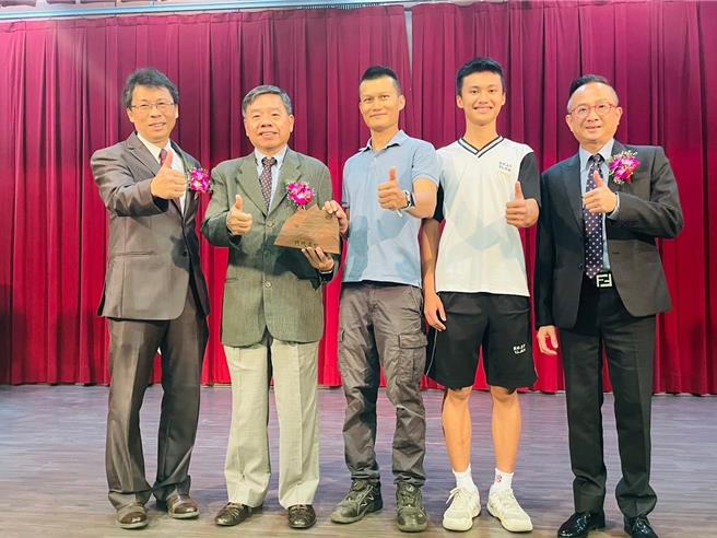 員林高中家長會長賴明毅（右一）頒發「代代員中獎」給江彥霆（右二）、江虹慶（右三）。（員林高中提供／孫英哲彰化傳真）