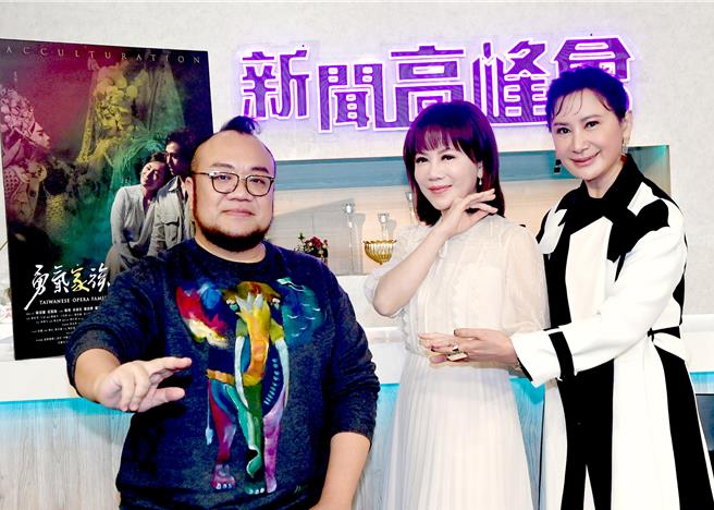 陈亚兰（右）和叶天伦（左）接受节目陈雅琳（中）专访，宣传戏剧《勇气家族。》（华视提供）