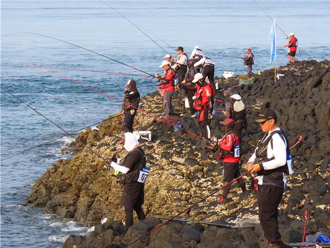 85矶钓好手，13日在澎湖无人岛扬竿竞赛。（许逸民摄）