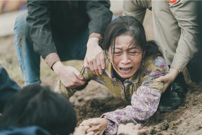 方文琳与张耀仁母子分别戏超催泪，遭压在地哭到流鼻涕狼狈不已。（公视台语台提供）