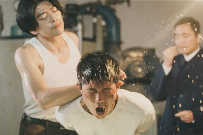 张耀仁剧中经歷残忍水刑戏，吃水精准演出被虐到快昏厥。（公视台语台提供）