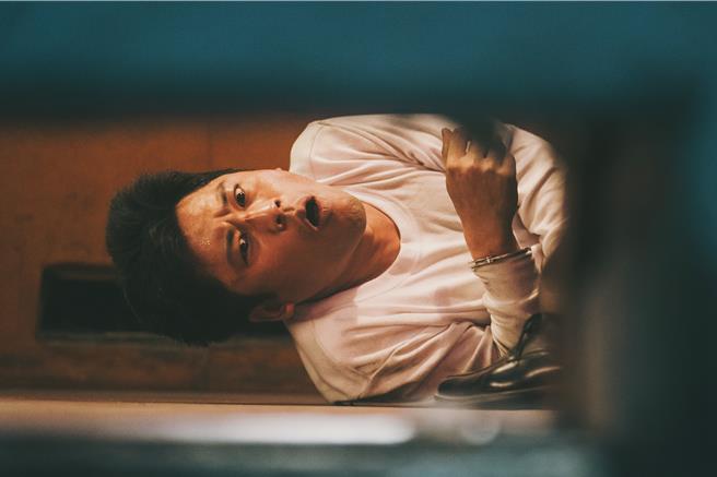 黄迪扬剧中遭刑求到面露痛苦惊惶。（公视台语台提供）