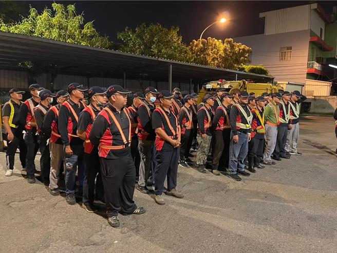 彰化市公所清潔隊12日晚間就派出隊員將大甲媽祖回鑾沿途宮廟與街道的鞭炮垃圾盡速清理，一直忙到13日清晨6點半才清掃完成，讓市容回復整潔。（翻攝彰化市清潔隊臉書／孫英哲彰化傳真）