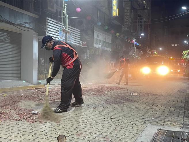 彰化市公所清潔隊12日晚間就派出隊員將大甲媽祖回鑾沿途宮廟與街道的鞭炮垃圾盡速清理，一直忙到13日清晨6點半才清掃完成，讓市容回復整潔。（翻攝彰化市清潔隊臉書／孫英哲彰化傳真）